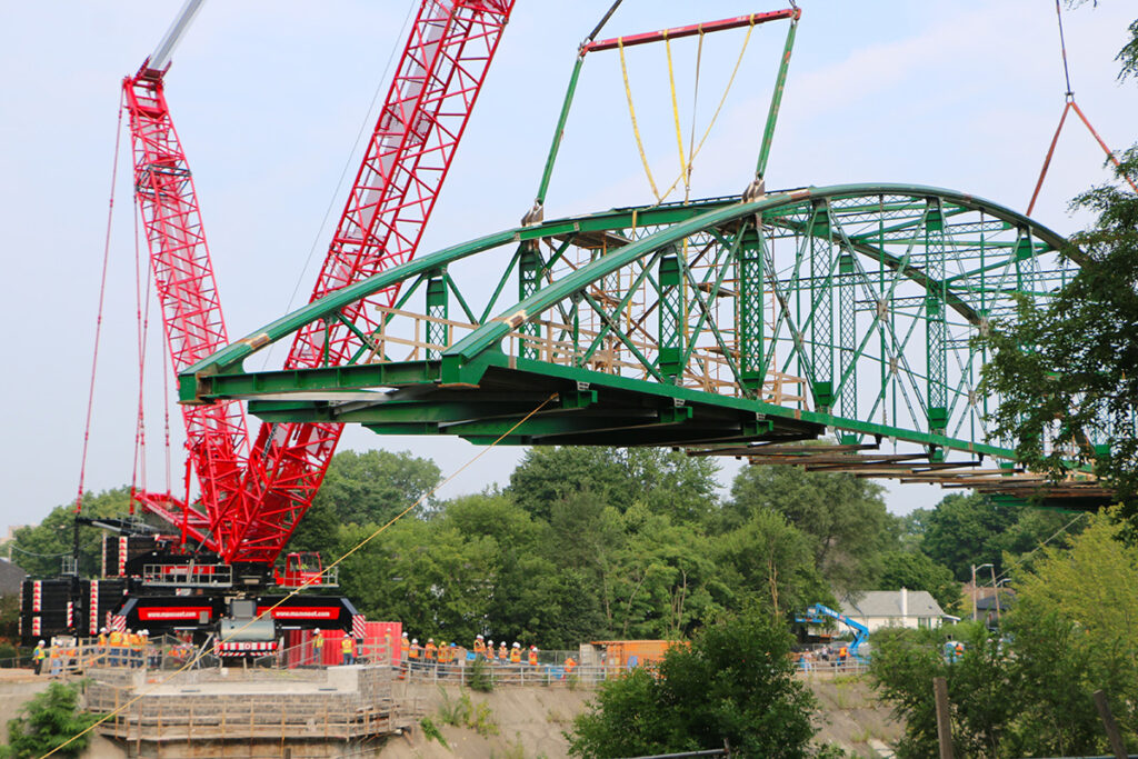 Moving Blackfriars Bridge into place