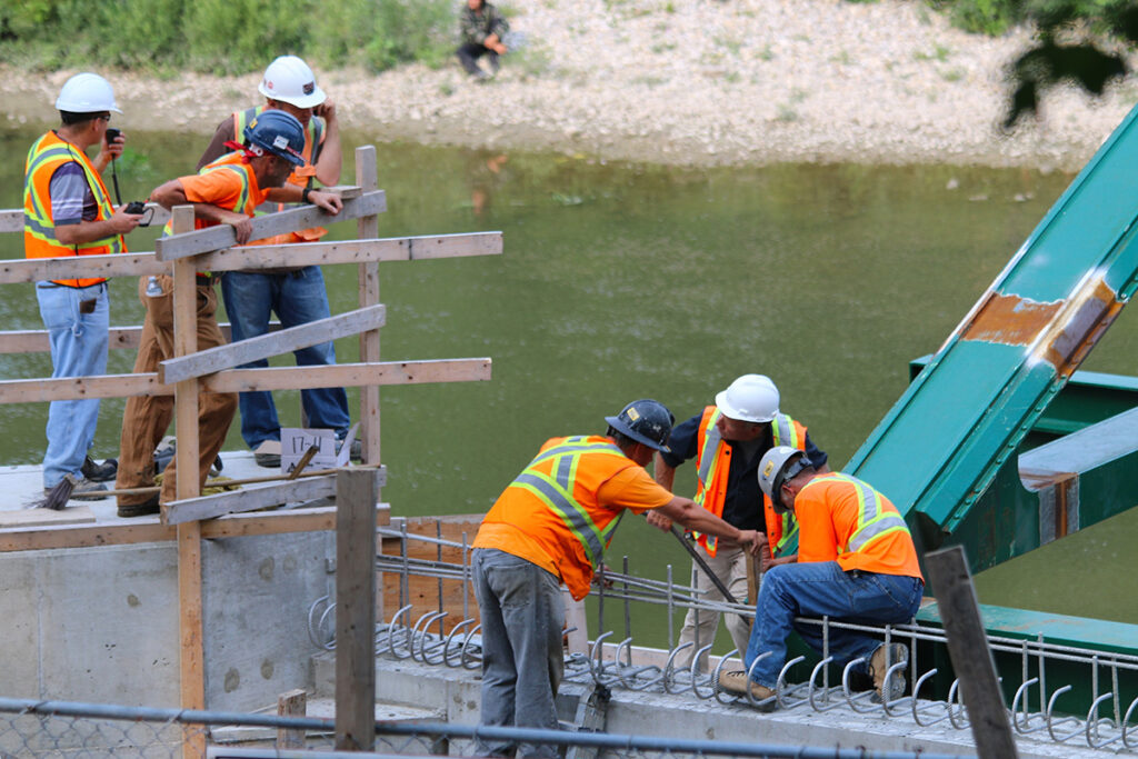 Securing Blackfriars Bridge in place