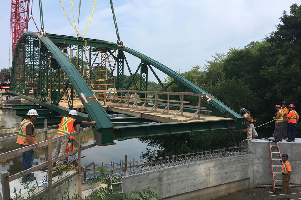 Lowering Blackfriars Bridge into place